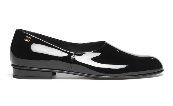 CHANEL Shoes - Chanel RUNWAY 25C Black Patent CC Logo Slip On Moccasin Ballet Loafer Flat 38c
